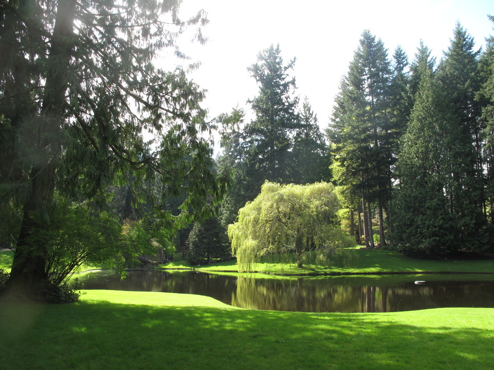 Photo of a traditional landscaping in Seattle.
