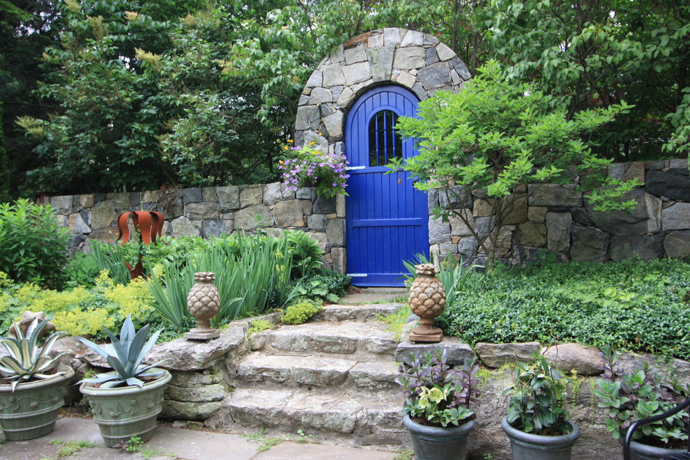 Design ideas for a traditional hillside garden path in Bridgeport.