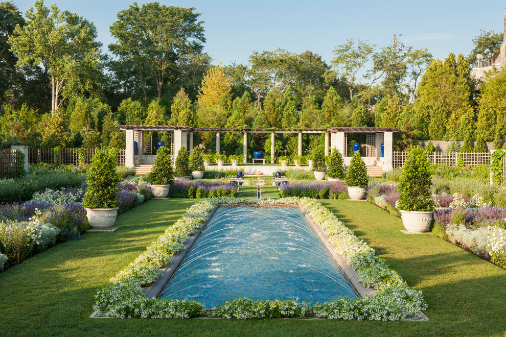 Immagine di un ampio giardino formale chic esposto in pieno sole in estate con fontane