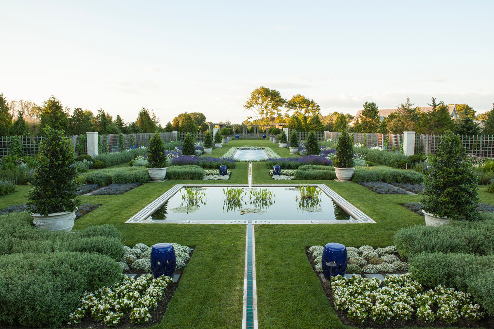 Ispirazione per un ampio giardino formale tradizionale in estate