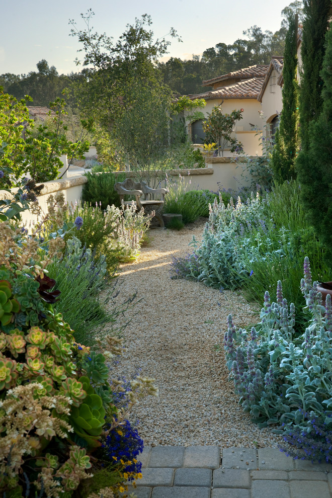 На фото: участок и сад в средиземноморском стиле с садовой дорожкой или калиткой, полуденной тенью и покрытием из гравия с