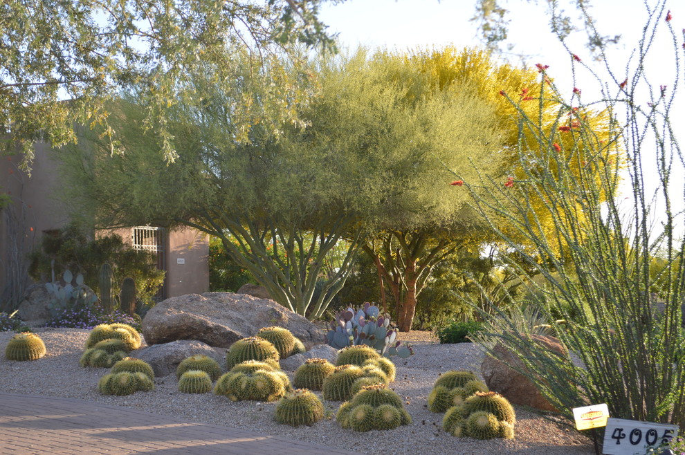 Diseño de jardín de estilo americano grande en patio delantero con adoquines de hormigón