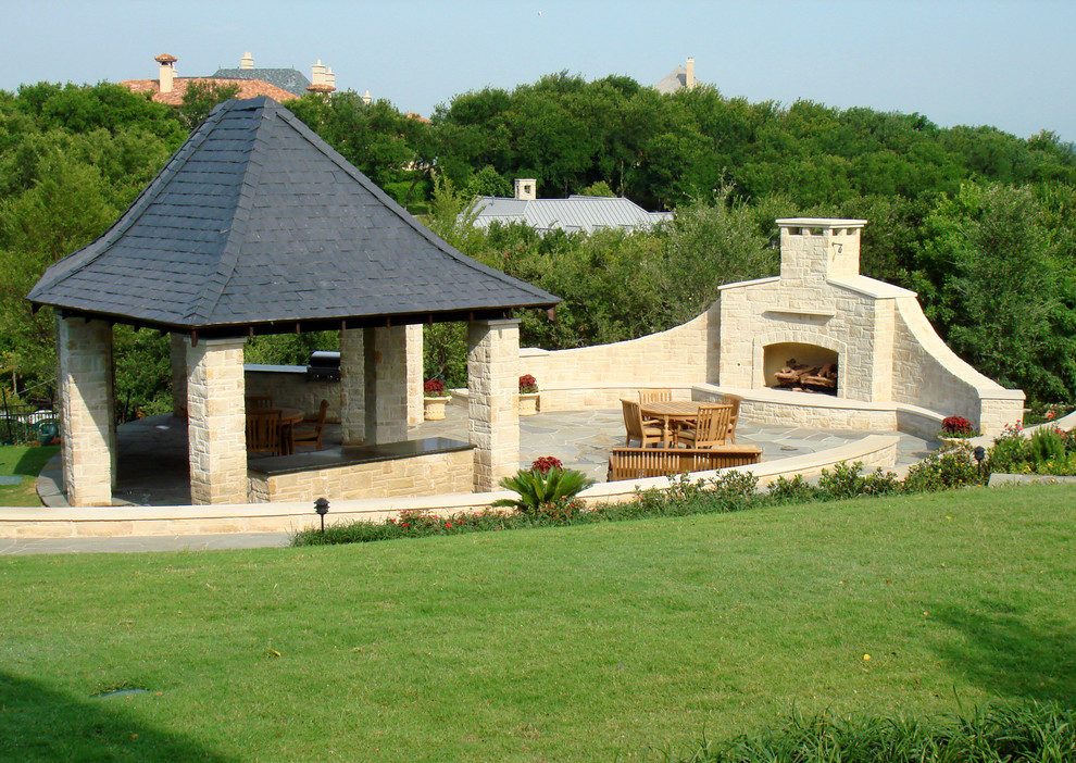 Photo of a traditional landscaping in Dallas.
