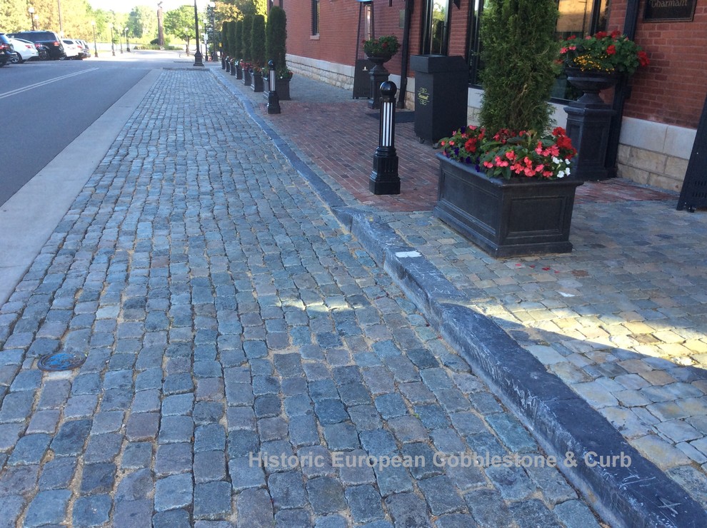 Idee per un ampio vialetto d'ingresso vittoriano con pavimentazioni in pietra naturale