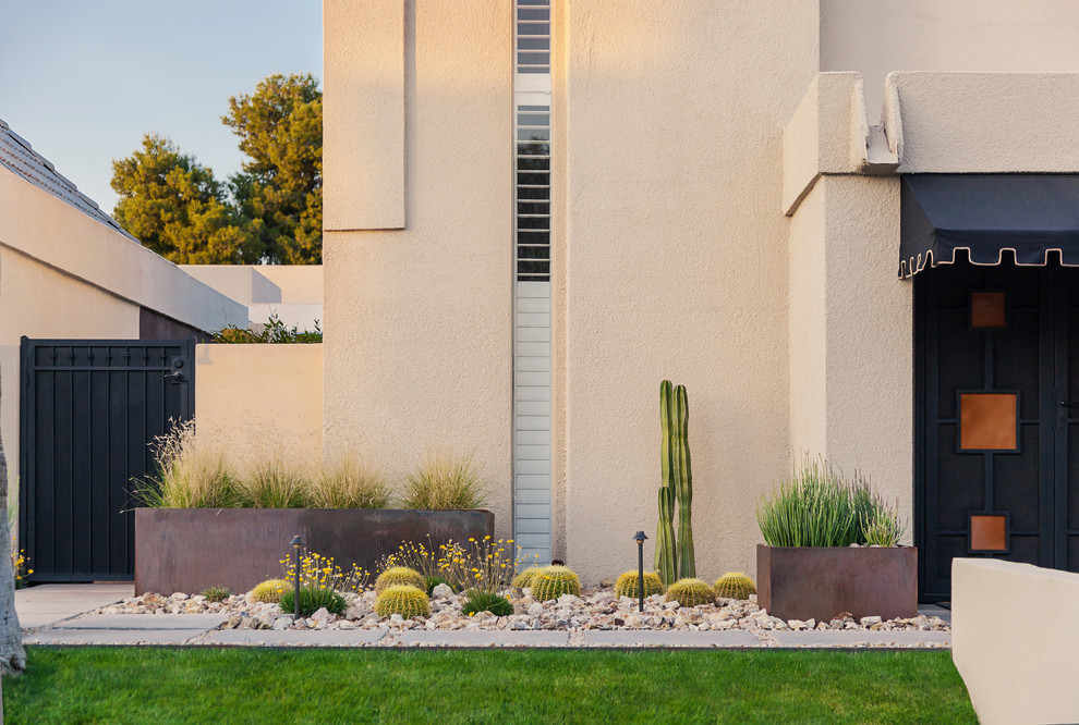Mittelgroßer Moderner Vorgarten mit direkter Sonneneinstrahlung und Wüstengarten in Phoenix
