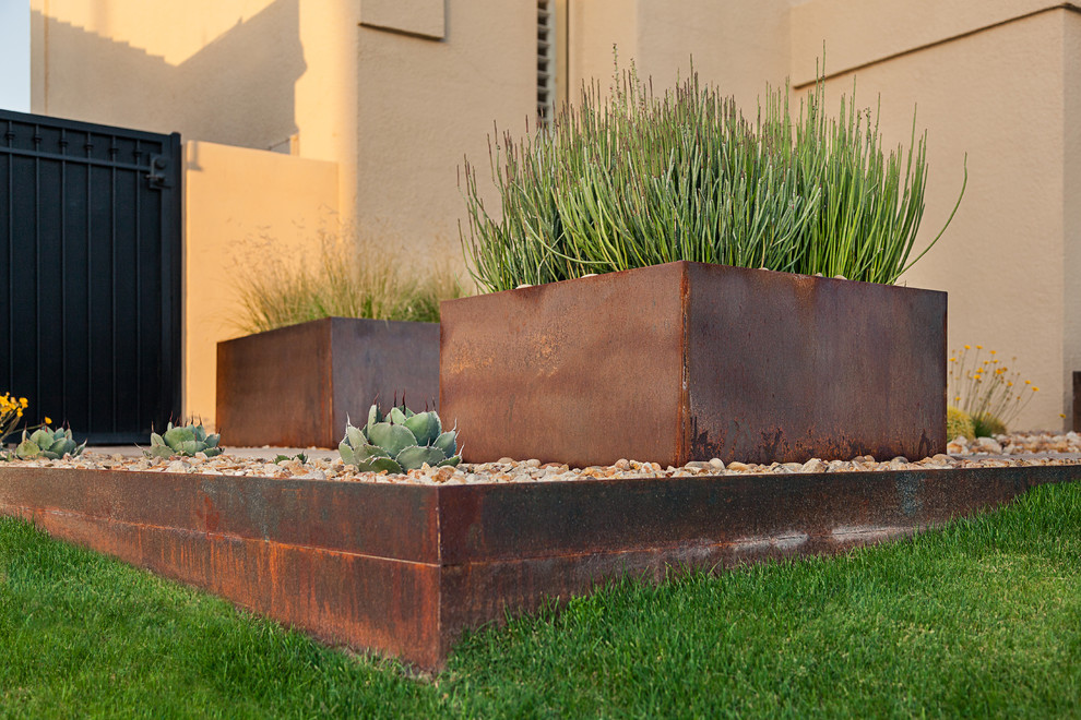 Geometrischer, Mittelgroßer Moderner Vorgarten mit Kübelpflanzen und direkter Sonneneinstrahlung in Phoenix