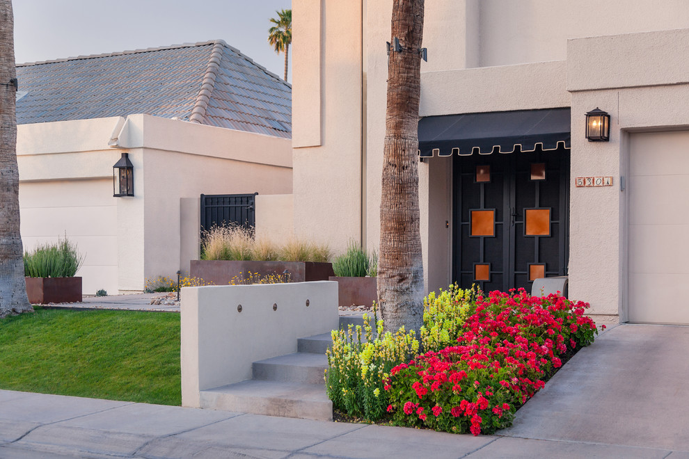 Mittelgroßer Moderner Vorgarten mit Kübelpflanzen und direkter Sonneneinstrahlung in Phoenix