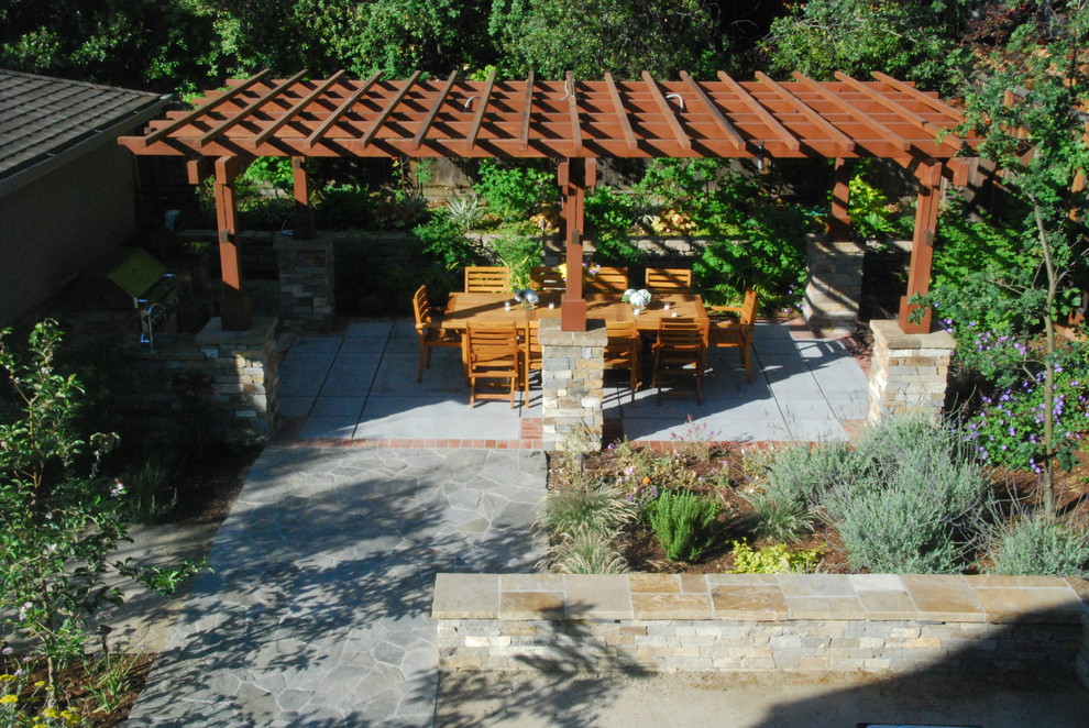 Photo of a large classic back partial sun garden for summer in San Francisco.