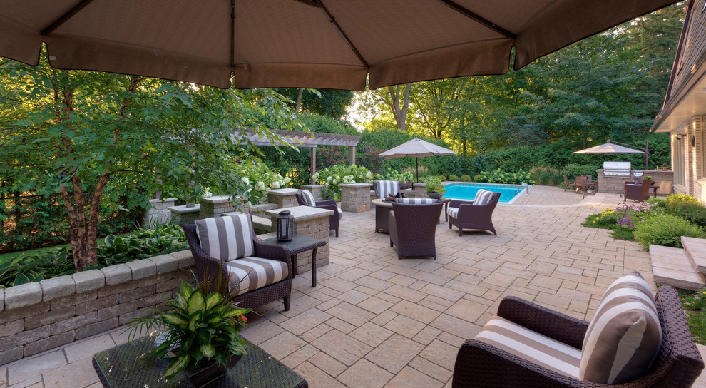 Design ideas for a classic back patio in Toronto.