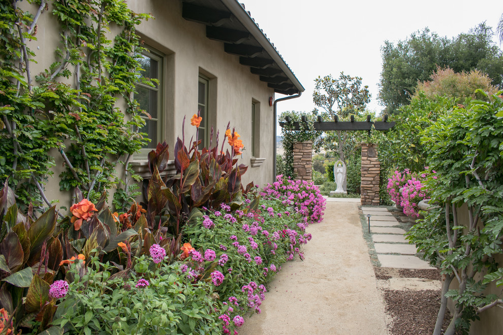 Geometrischer, Mittelgroßer Mediterraner Gartenweg neben dem Haus, im Frühling mit direkter Sonneneinstrahlung in San Diego