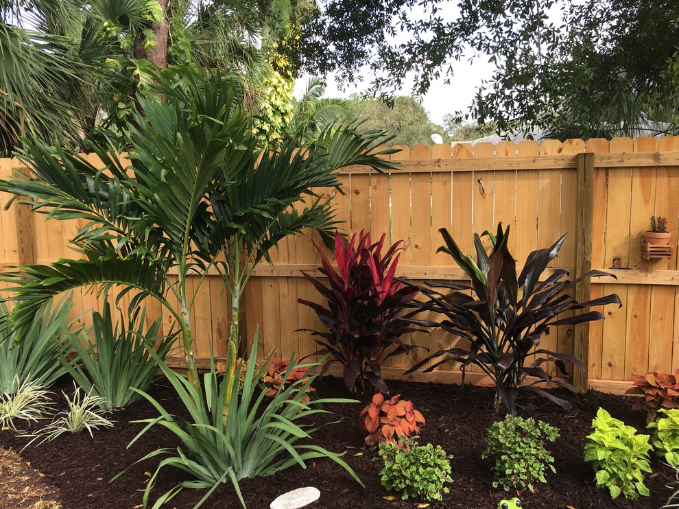 Photo of a small tropical backyard garden path in Miami.