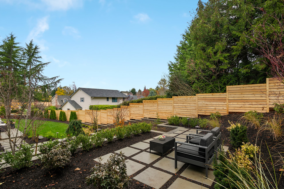 Geometrischer, Großer, Halbschattiger Moderner Garten hinter dem Haus mit Betonboden in Seattle
