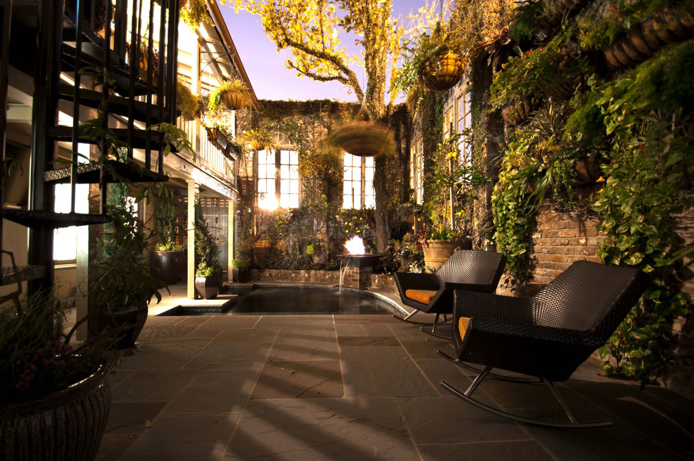 Foto di un grande giardino formale minimal in ombra in cortile con fontane e pavimentazioni in pietra naturale