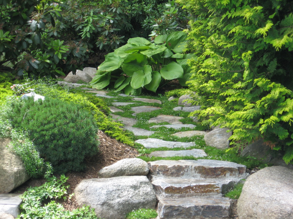 Ispirazione per un ampio giardino stile rurale in ombra dietro casa con un ingresso o sentiero e pavimentazioni in pietra naturale