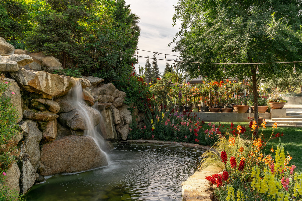 Ispirazione per un giardino chic esposto in pieno sole dietro casa con fontane