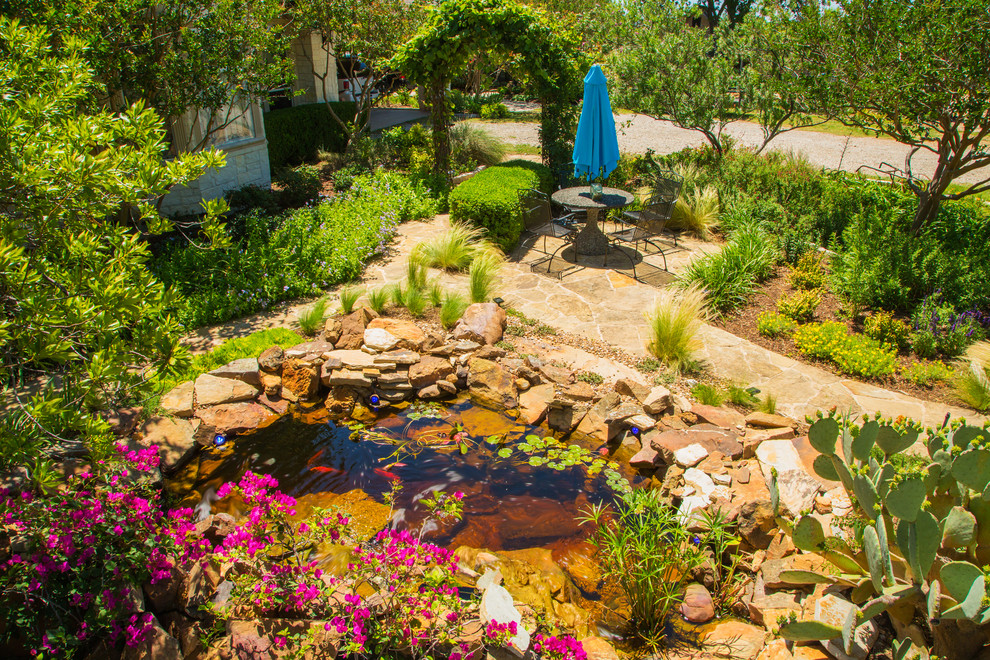 Großer Landhaus Garten mit direkter Sonneneinstrahlung und Natursteinplatten in Dallas