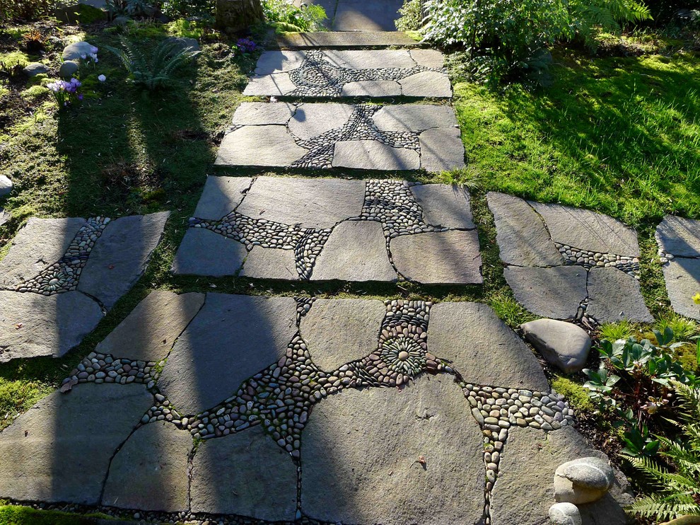 Ejemplo de jardín ecléctico con exposición reducida al sol y adoquines de piedra natural