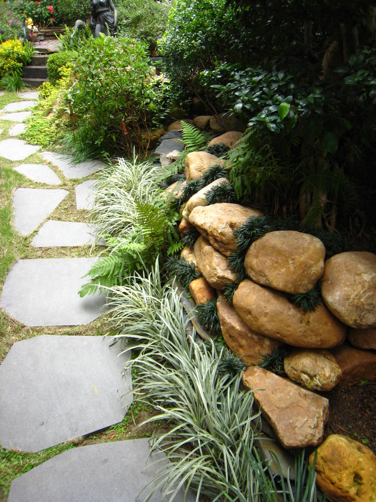 Пример оригинального дизайна: летний участок и сад среднего размера на заднем дворе в викторианском стиле с полуденной тенью и покрытием из каменной брусчатки