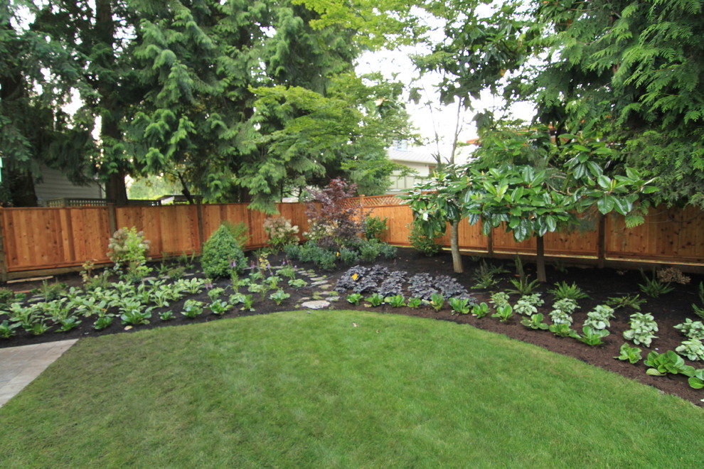 Ispirazione per un grande orto in giardino minimal esposto a mezz'ombra dietro casa con pavimentazioni in cemento