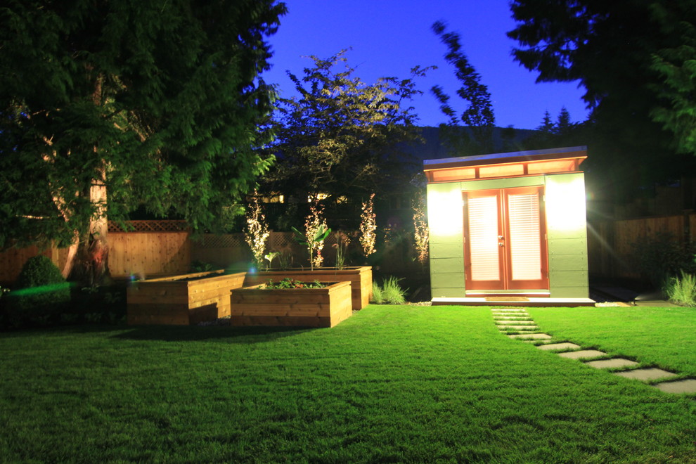 На фото: большой огород на участке на заднем дворе в современном стиле с полуденной тенью и мощением тротуарной плиткой