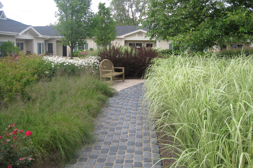 Design ideas for a rustic full sun side yard concrete paver landscaping in Chicago for summer.
