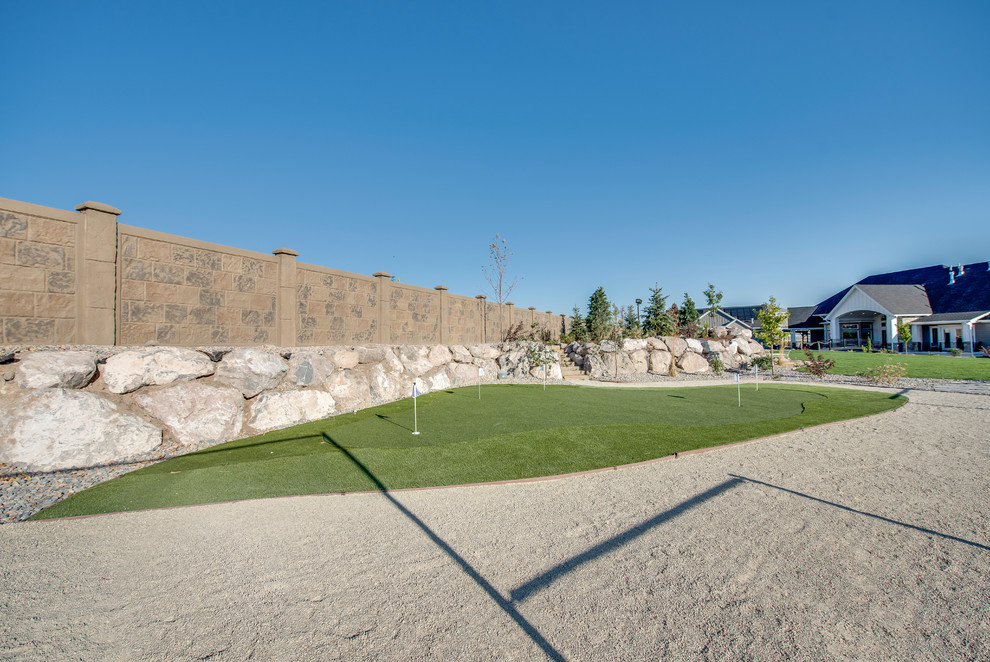 Esempio di un ampio campo sportivo esterno tradizionale esposto in pieno sole dietro casa in estate con ghiaia