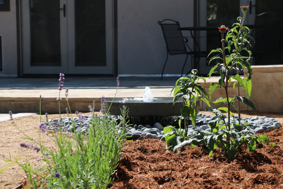 Modelo de camino de jardín de estilo americano de tamaño medio en patio con jardín francés, exposición total al sol y adoquines de piedra natural