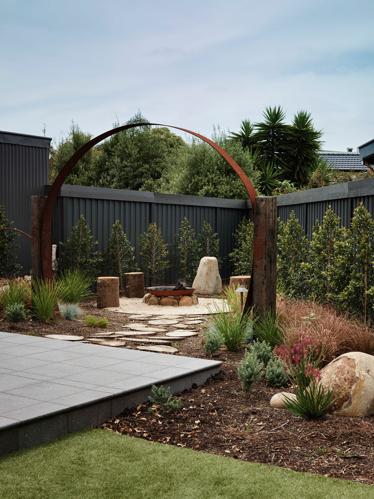 Mittelgroßer Moderner Garten im Sommer, hinter dem Haus mit Feuerstelle, direkter Sonneneinstrahlung und Betonboden in Melbourne