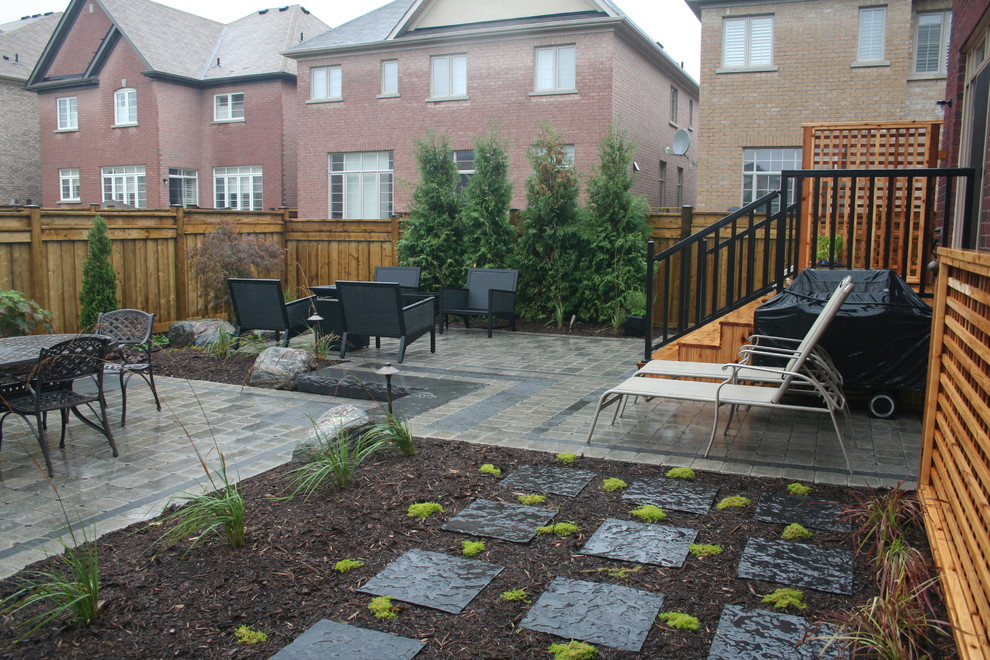 На фото: маленький солнечный, летний регулярный сад на заднем дворе в стиле модернизм с хорошей освещенностью и мощением тротуарной плиткой для на участке и в саду с