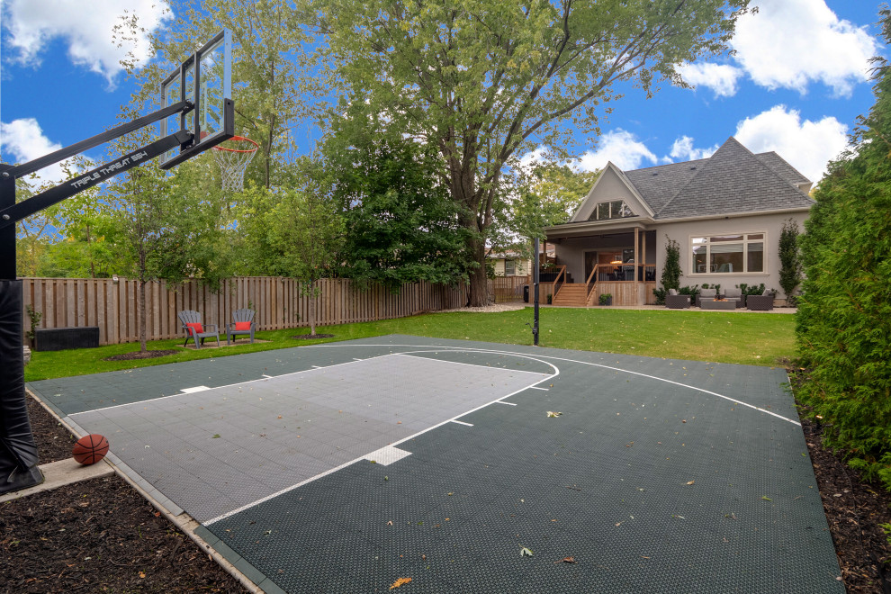 Classic back private garden in Toronto with an outdoor sport court.