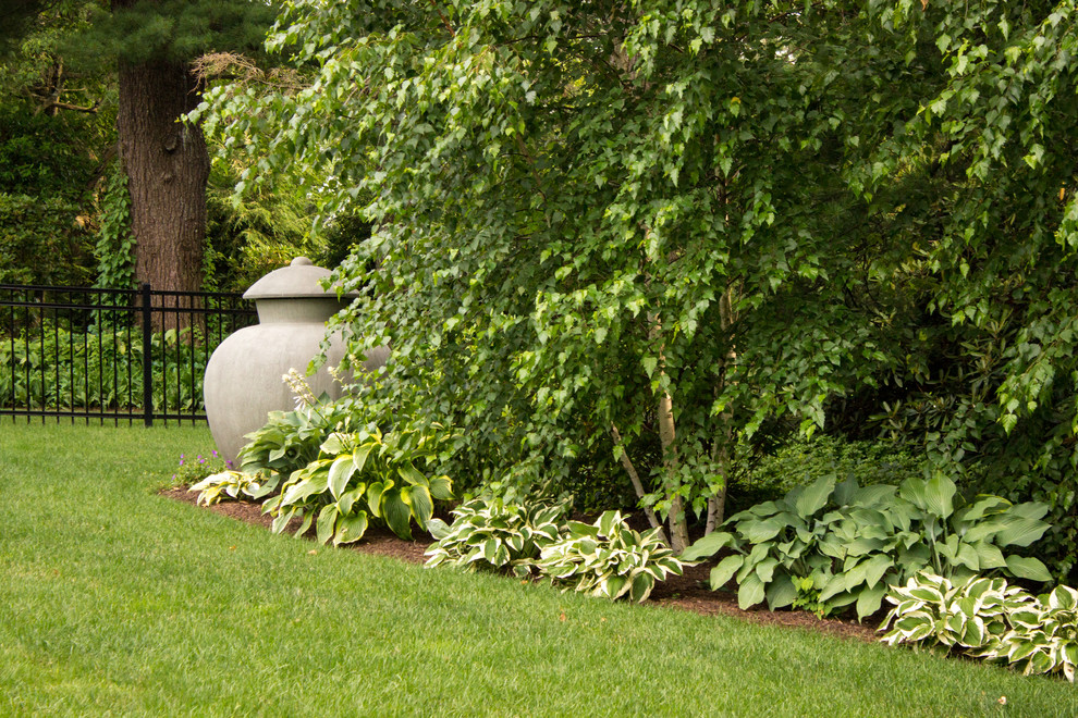 Idee per un ampio giardino tradizionale esposto in pieno sole dietro casa in estate con un ingresso o sentiero e pavimentazioni in pietra naturale