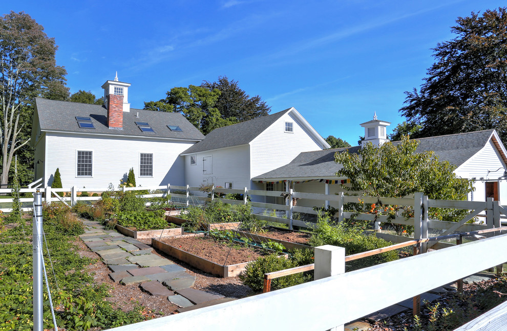 Foto di un orto in giardino country esposto in pieno sole di medie dimensioni e dietro casa con pavimentazioni in pietra naturale