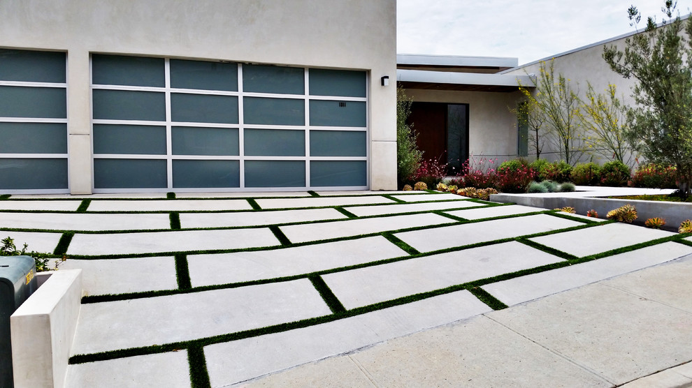 Großer Moderner Garten im Sommer mit Auffahrt, direkter Sonneneinstrahlung und Betonboden in Los Angeles