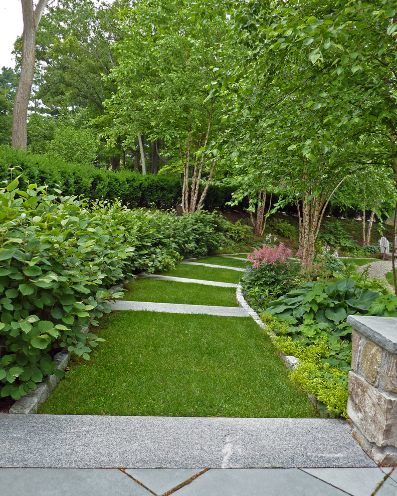 Идея дизайна: большой участок и сад на заднем дворе в классическом стиле с садовой дорожкой или калиткой и мощением тротуарной плиткой