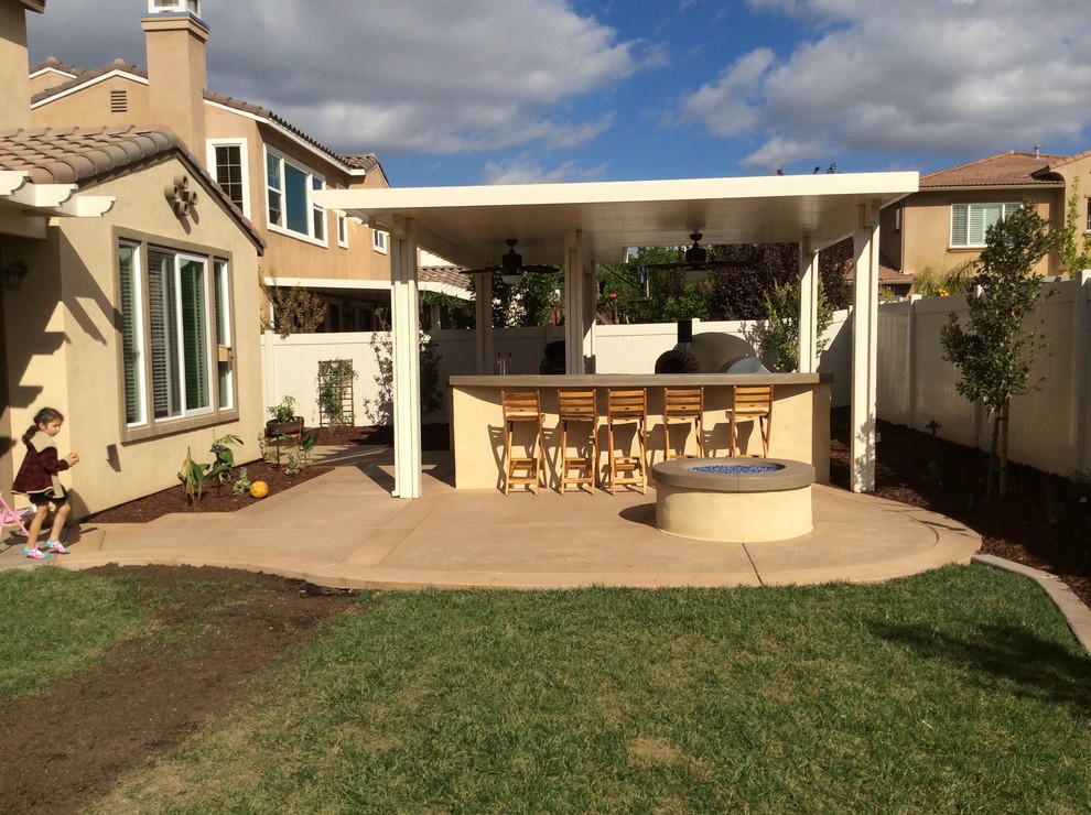 Idées déco pour un petit jardin arrière moderne.