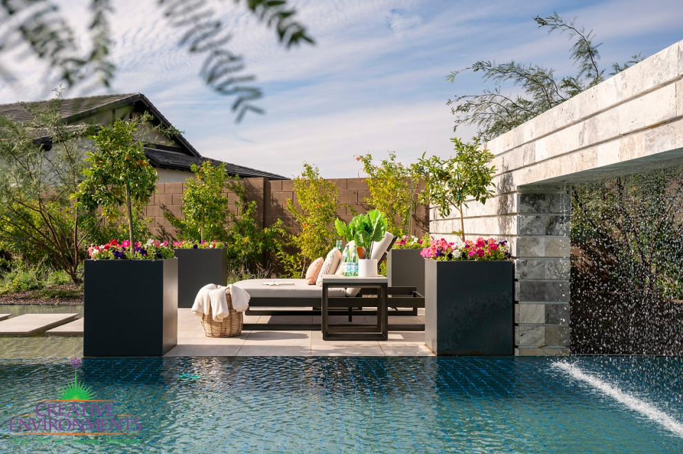 Cette image montre un grand jardin arrière minimaliste l'été avec une exposition partiellement ombragée et une terrasse en bois.