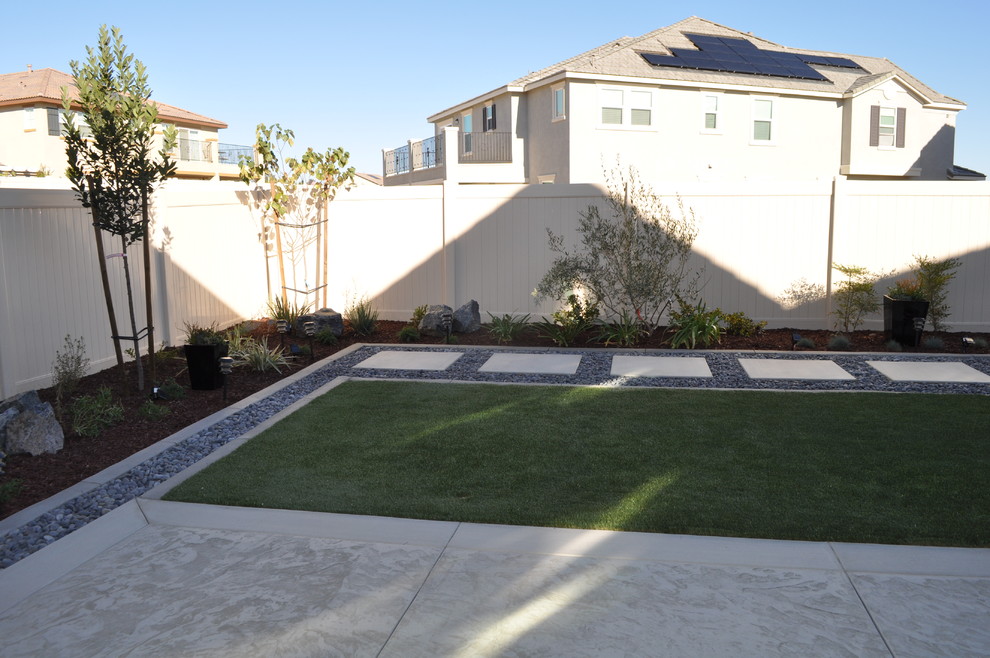 Idee per un piccolo giardino xeriscape minimalista esposto a mezz'ombra dietro casa con pavimentazioni in cemento