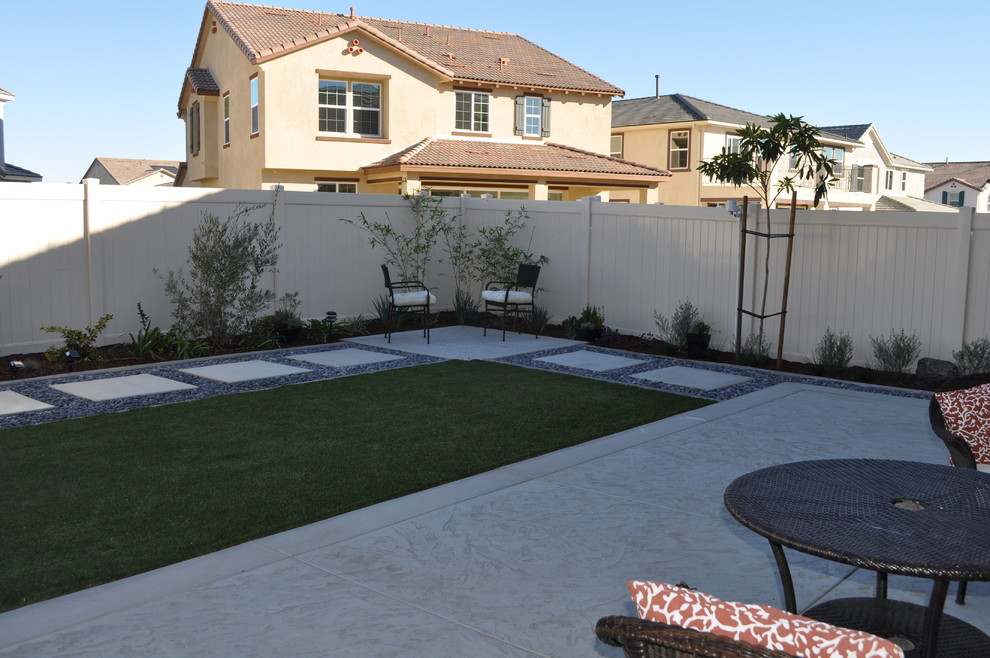 Esempio di un piccolo giardino xeriscape moderno esposto a mezz'ombra dietro casa con pavimentazioni in cemento