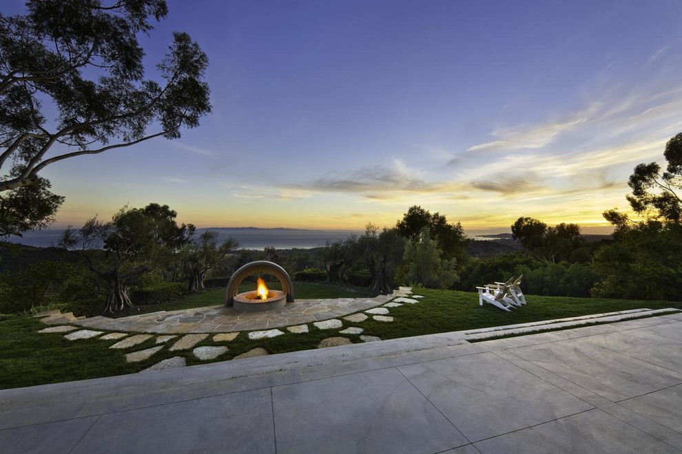 Moderner Garten hinter dem Haus mit Feuerstelle in Santa Barbara
