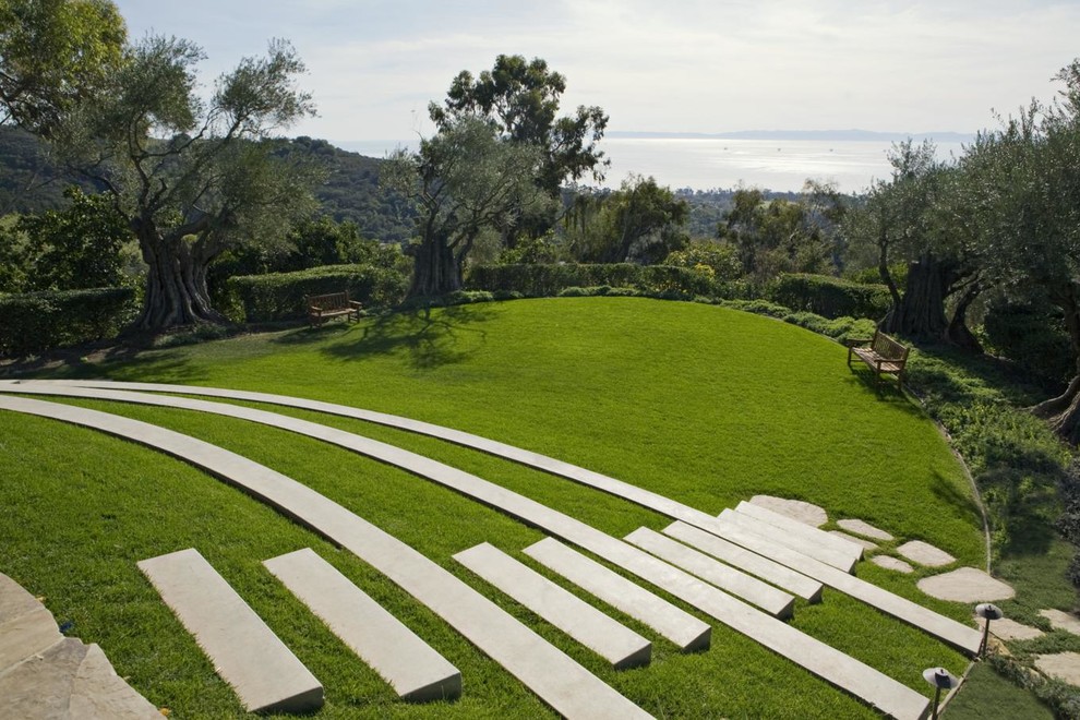 Cette image montre un grand jardin design avec une pente, une colline ou un talus.