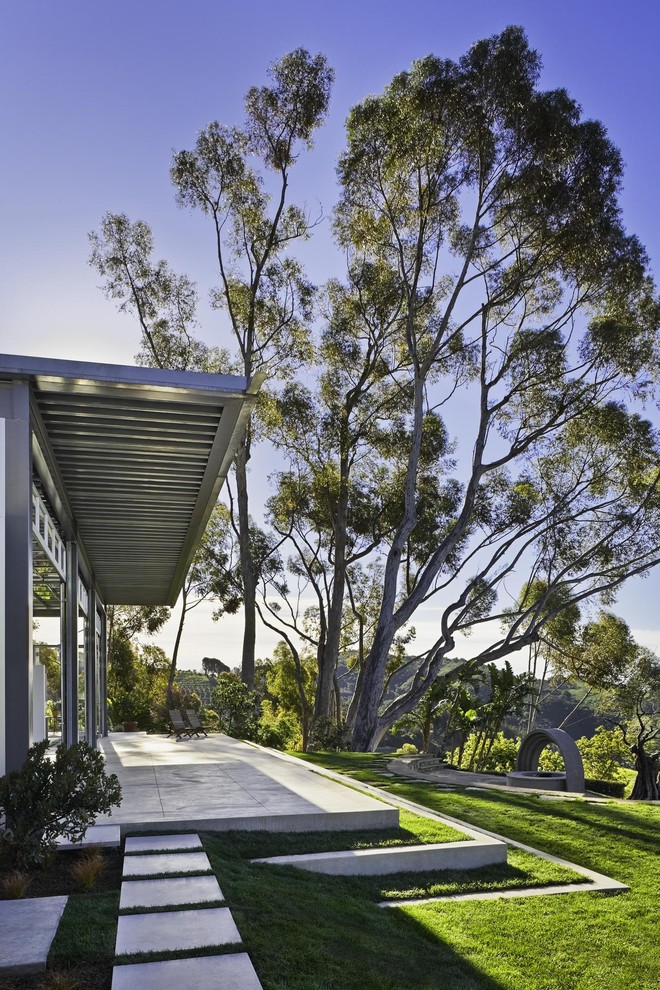 Moderner Garten hinter dem Haus mit Pergola in Santa Barbara