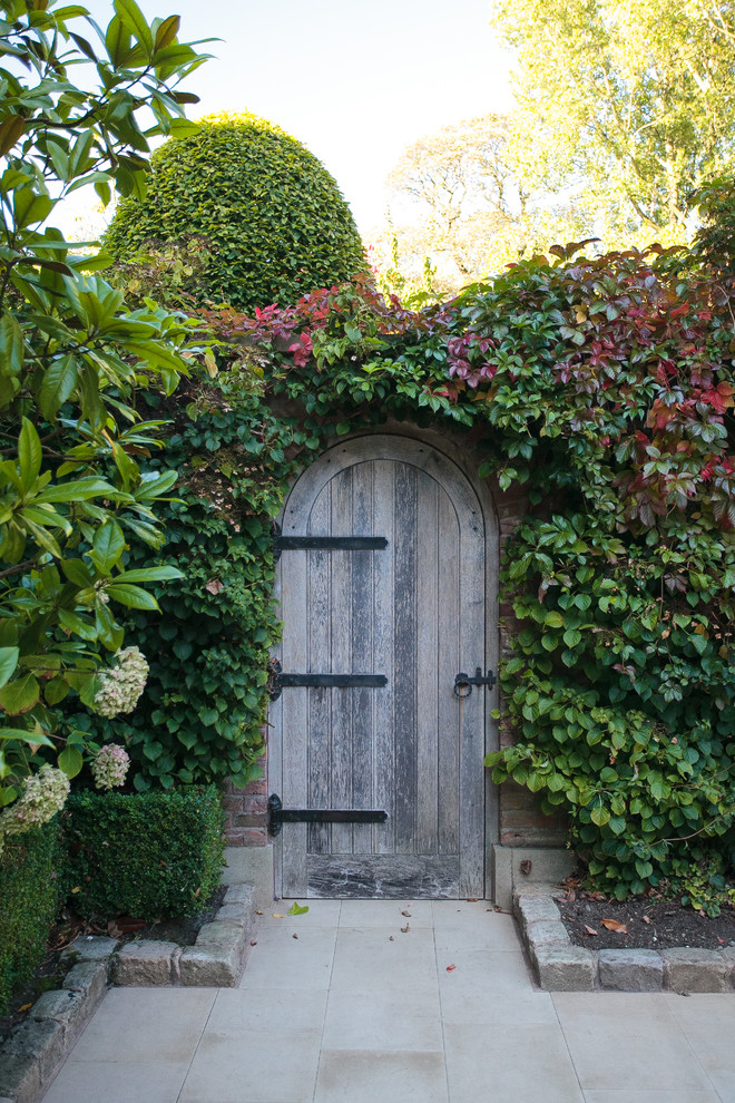 マンチェスターにあるトラディショナルスタイルのおしゃれな庭 (庭への小道、半日向、天然石敷き) の写真