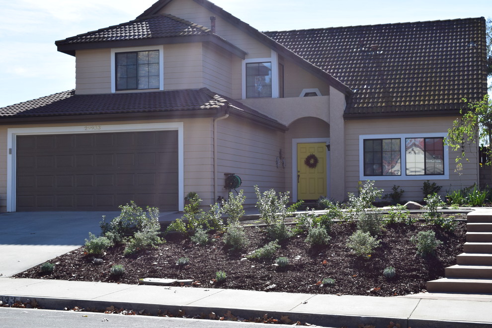 Design ideas for a mid-sized eclectic drought-tolerant landscaping in San Diego.
