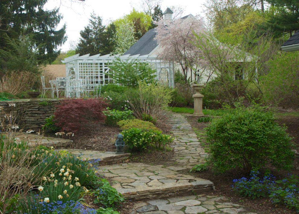 Photo of a medium sized classic garden in Bridgeport.