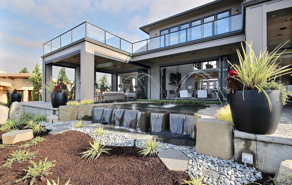 Geometrischer, Geräumiger Moderner Garten im Frühling, hinter dem Haus mit Wasserspiel, direkter Sonneneinstrahlung und Flusssteinen in Portland