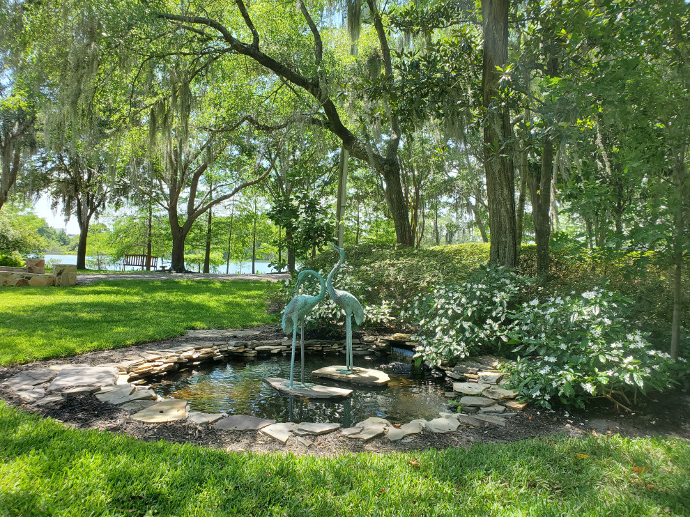 Cette photo montre un petit jardin latéral au printemps avec une cascade, une exposition ombragée et des pavés en pierre naturelle.