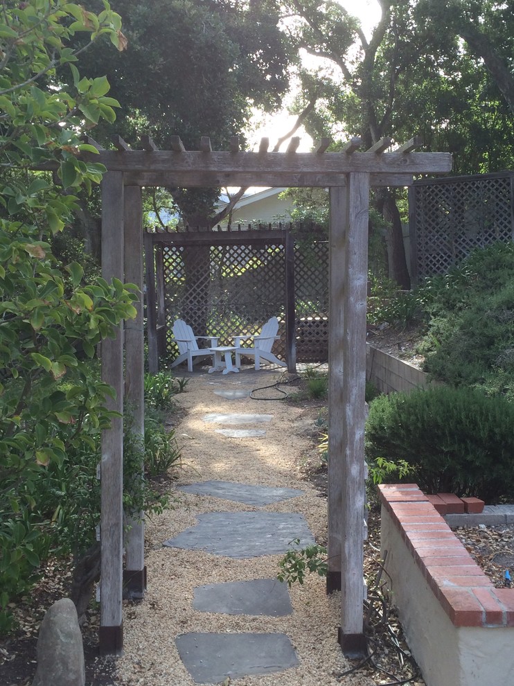 Стильный дизайн: маленький солнечный засухоустойчивый сад на заднем дворе в средиземноморском стиле с садовой дорожкой или калиткой, хорошей освещенностью и покрытием из каменной брусчатки для на участке и в саду - последний тренд