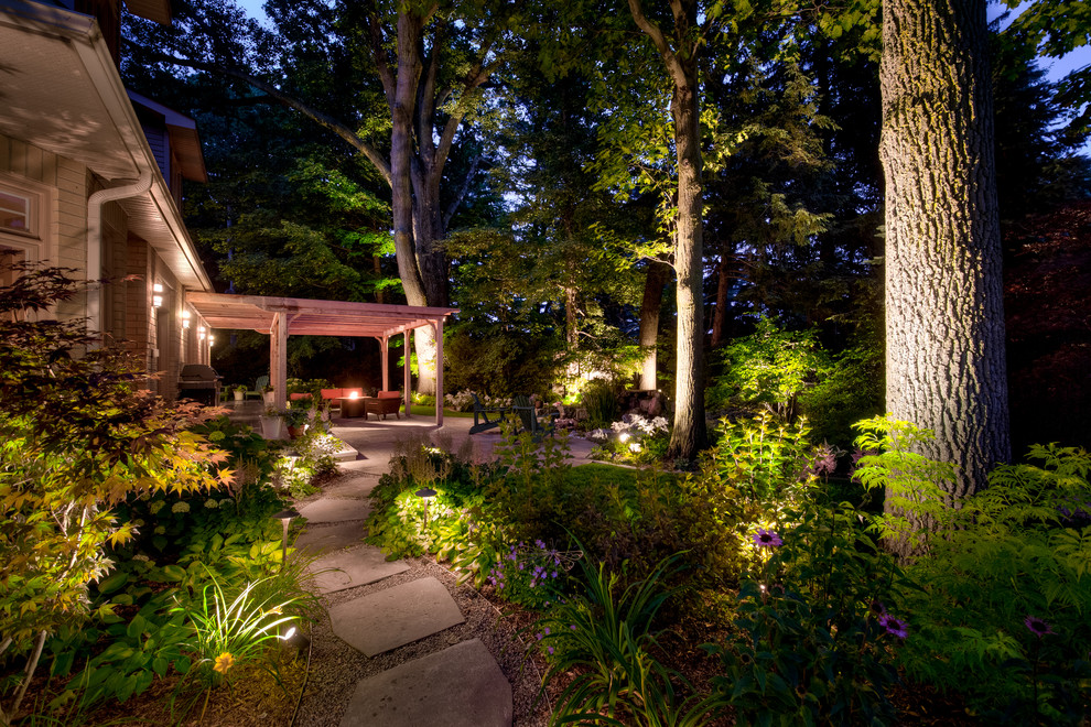 Diseño de jardín clásico grande en patio trasero con brasero y adoquines de piedra natural
