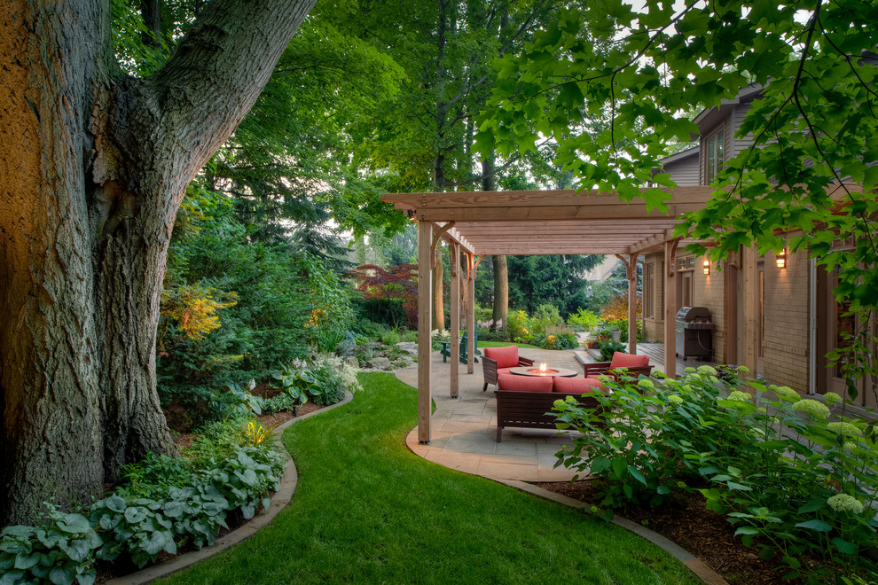 На фото: большой участок и сад на заднем дворе в классическом стиле с садовой дорожкой или калиткой и покрытием из каменной брусчатки с