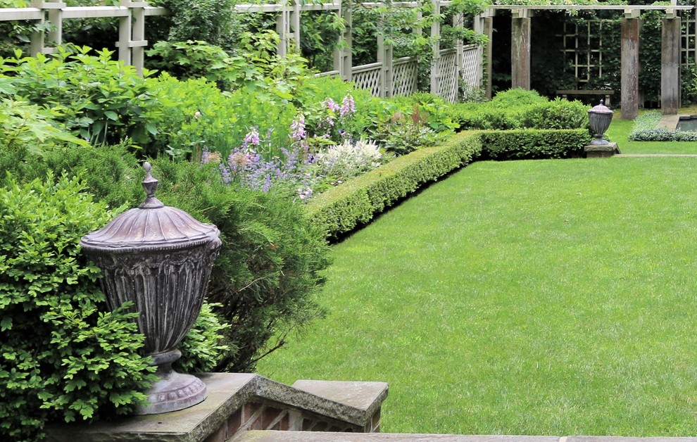 Immagine di un giardino vittoriano esposto in pieno sole di medie dimensioni e in cortile in estate con un ingresso o sentiero